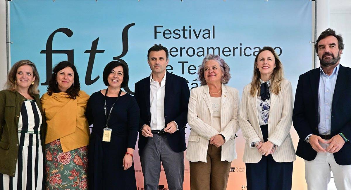 Posado tras la presentación del FIT 2026 en el ECCO - Eulogio García