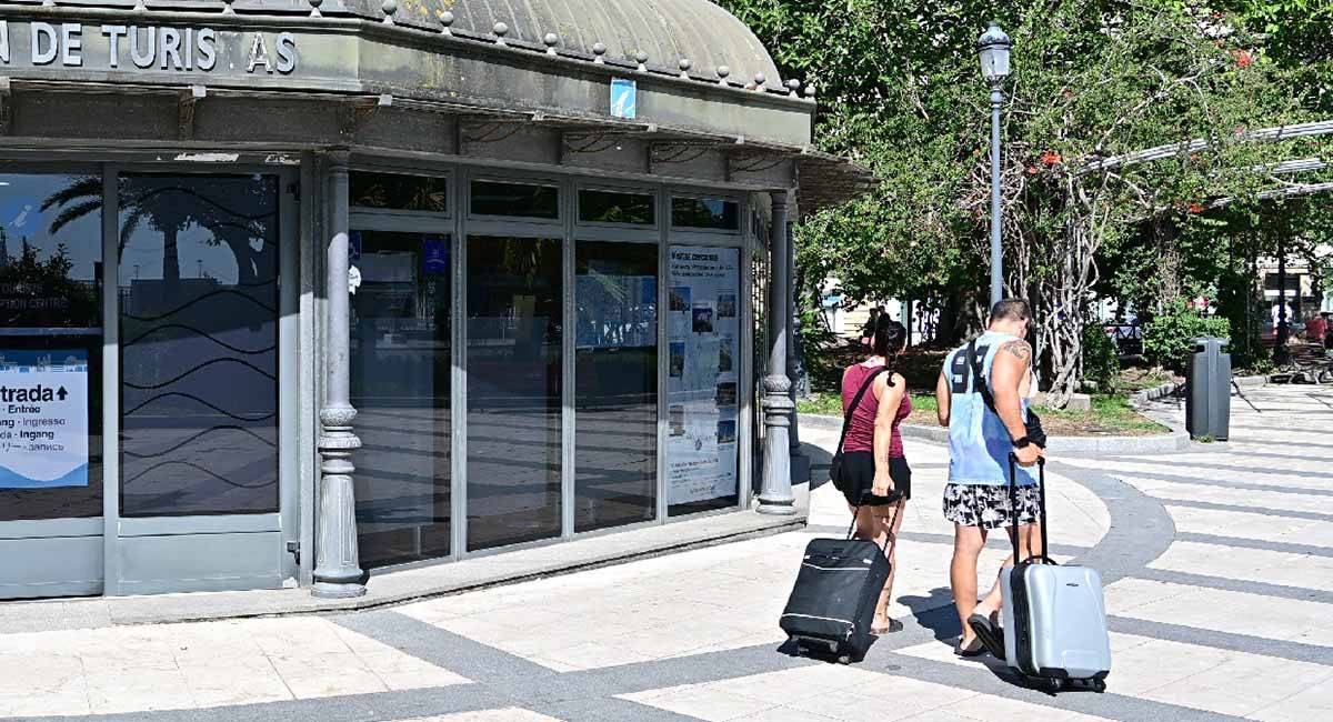 Turistas arrastrando maletas por el centro de Cádiz - Eulogio García