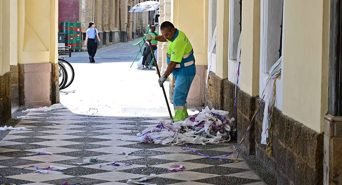 Barrendero retirando restos de una protestas a las puertas del Ayuntamiento - Eulogio García