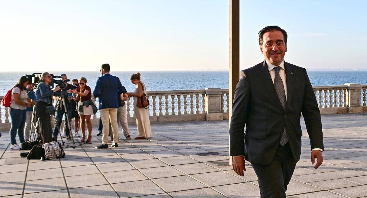 El ministro Albares en el Parador de Cádiz tras hablar con la prensa, en una pasada cita - Eulogio García