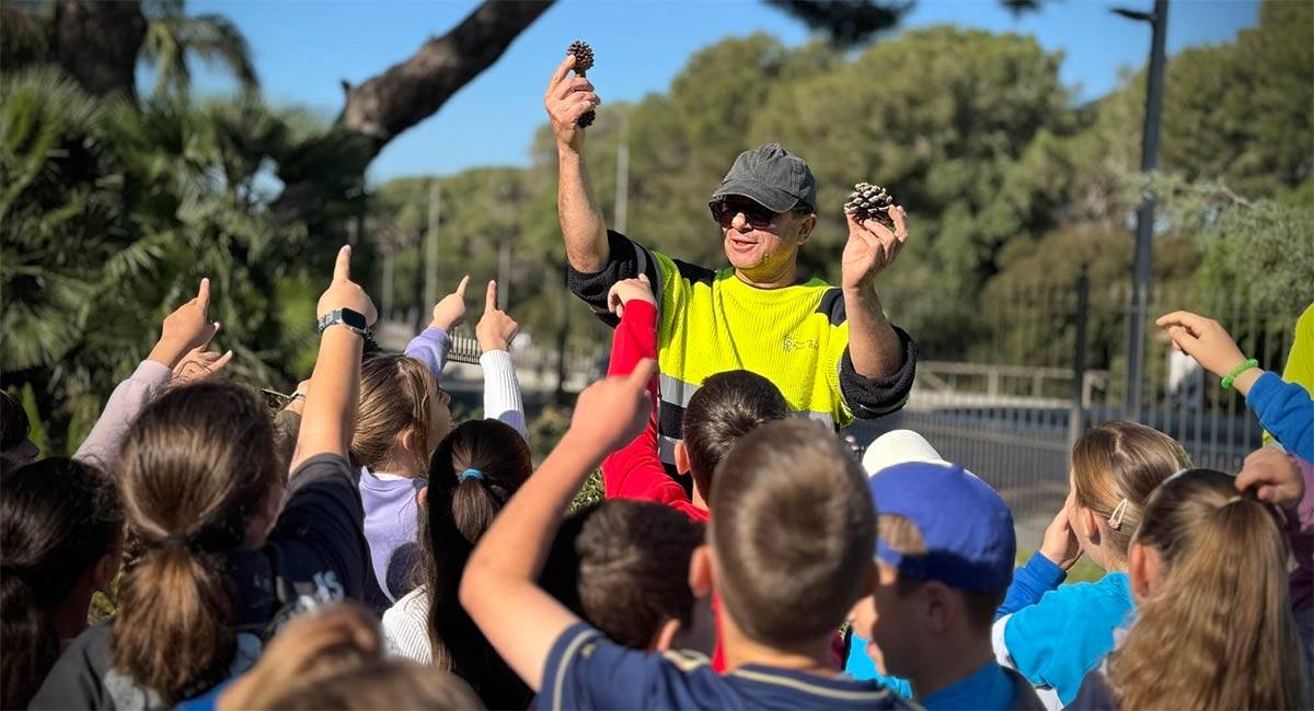 Escolares participando en una de las actividades medioambientales - Ayto.
