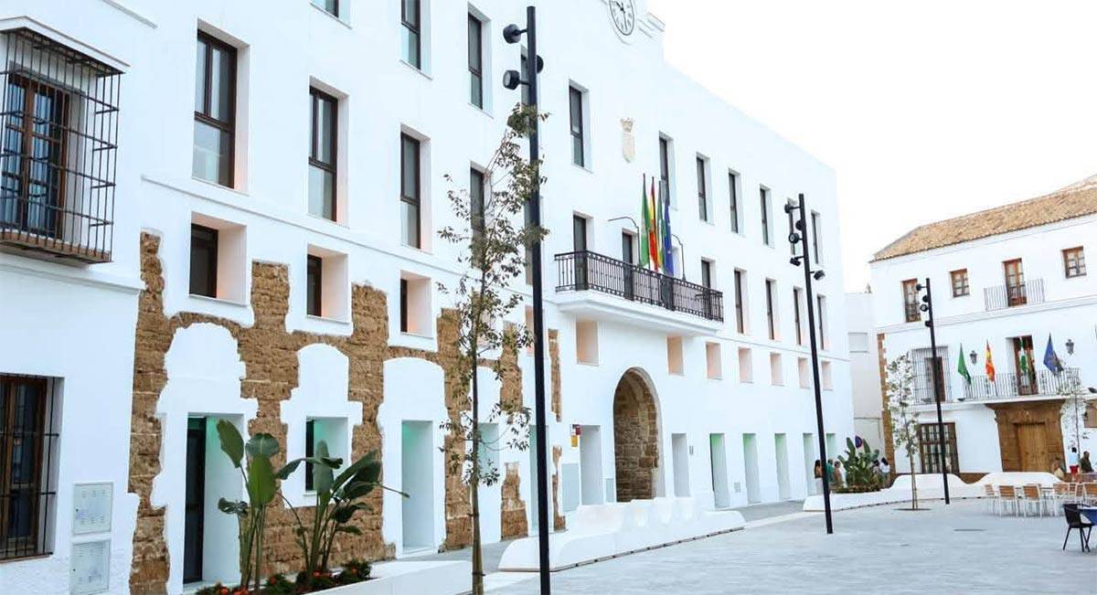 El rehabilitado edificio municipal junto a la plaza reurbanizada - Ayto.
