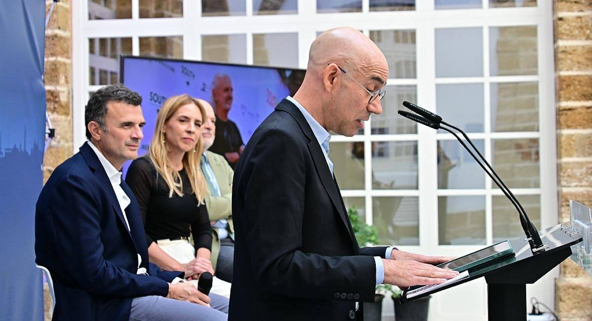 Carles Montiel interviniendo en la Diputación