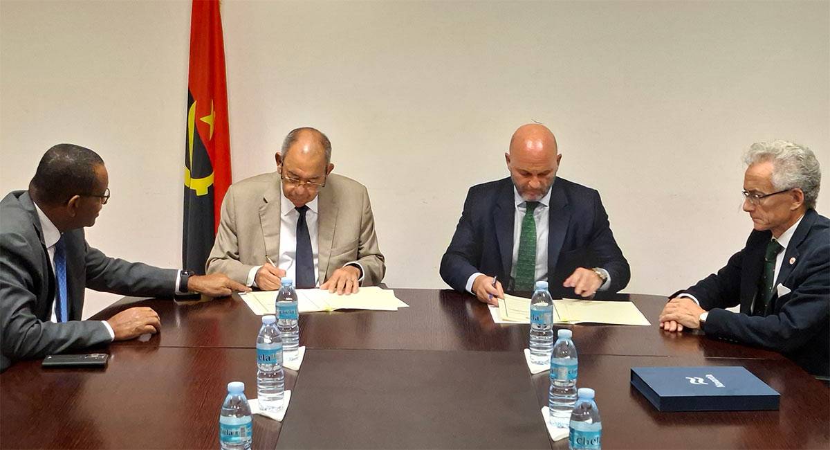 Un momento de la firma del contrato en Angola - Navantia