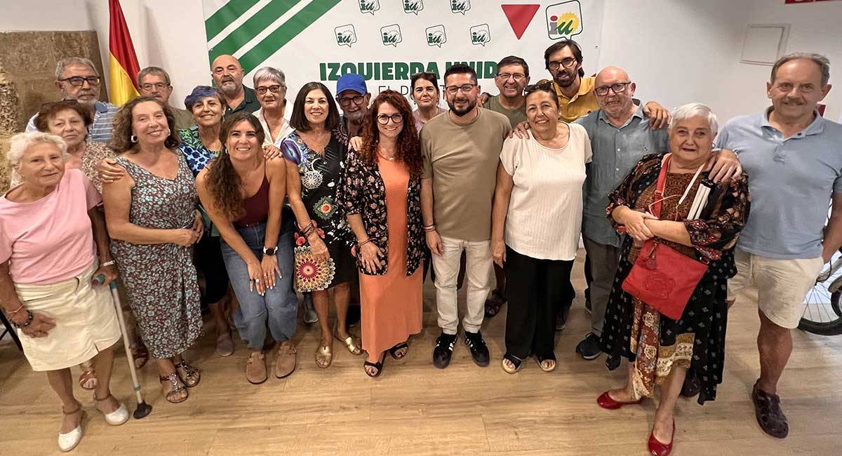 Alexandra Ruiz en el centro, junto al coordinador provincial de IU - IU