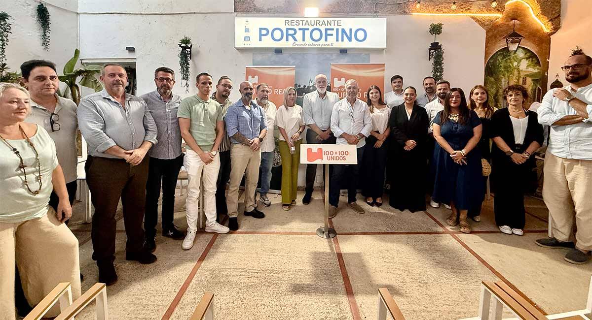 Posado con los asistentes a la presentación de 100x100 Puerto Real - 100x100 Unidos
