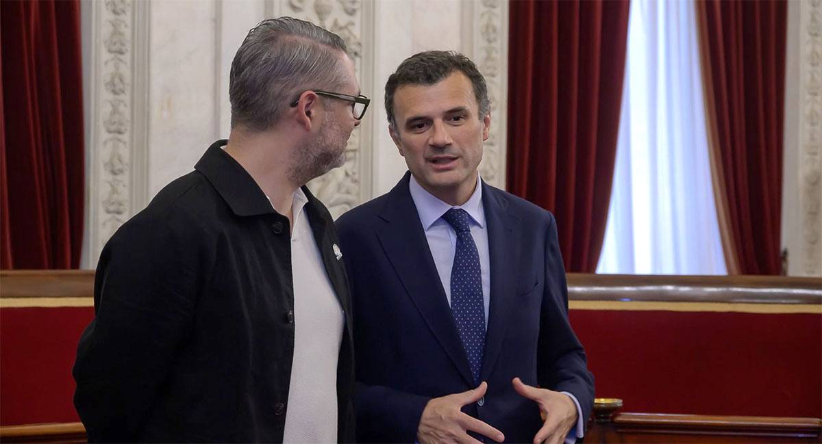 El alcalde charla con el ministro costarricense en el salón de plenos - Ayto.