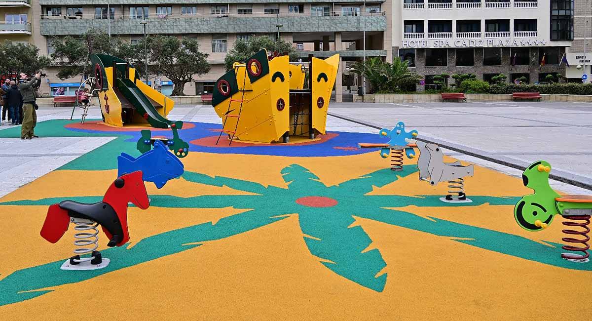 La zona infantil de Ana Orantes estrenando suelo de caucho meses atrás - Eulogio García