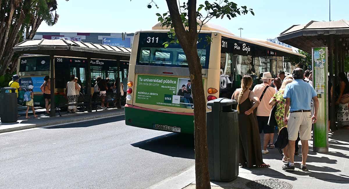 Colas en la parada de bus de la plaza de España - Eulogio García