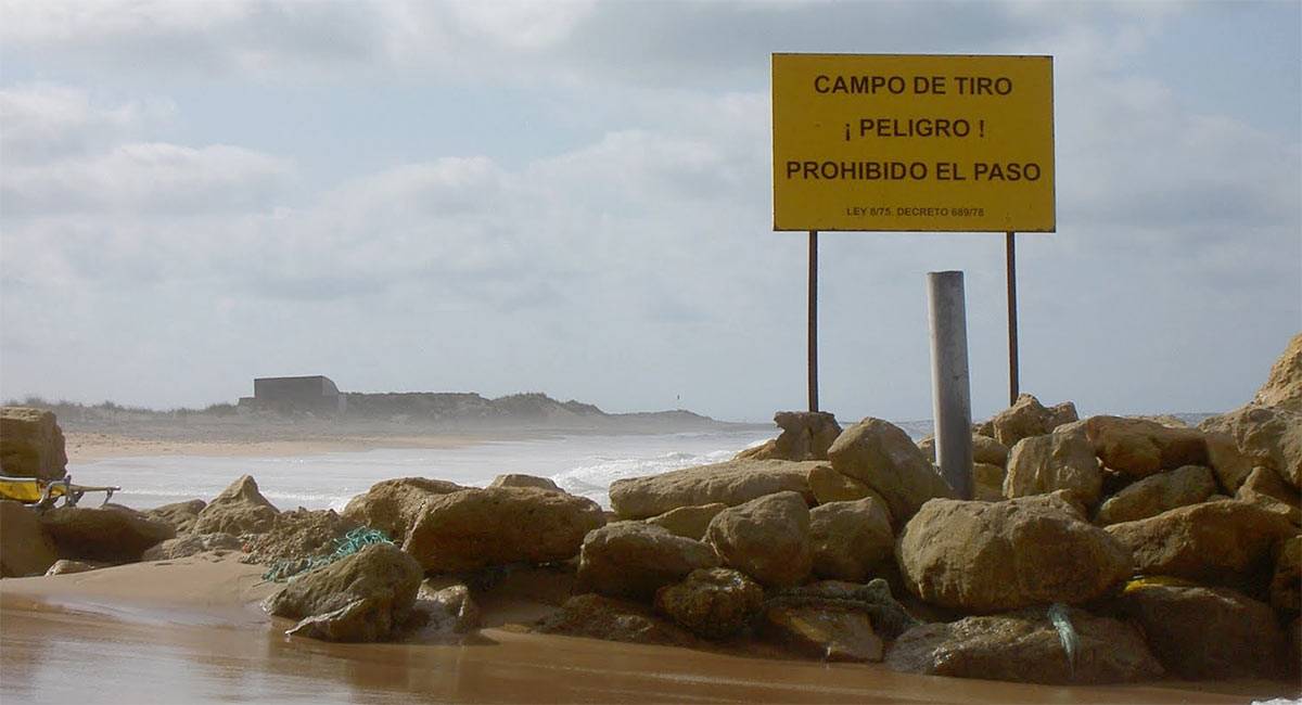Cartel advirtiendo del peligro del campo de tiro en Camposoto - Plataforma 3R