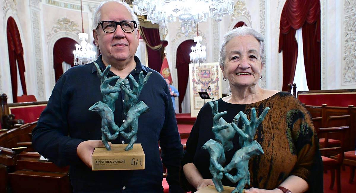 Arístides Vargas y Charo Francés posando con el premio - Eulogio García
