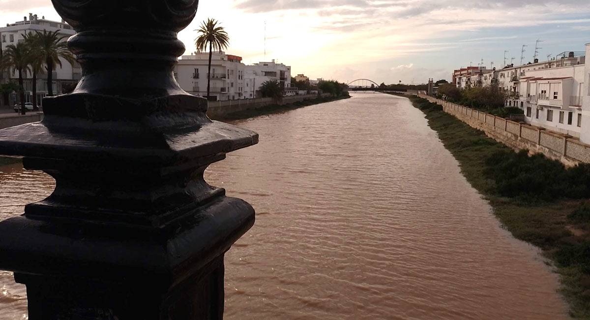 El río Iro a su paso por el centro chiclanero tras jornadas de lluvias, en 2024 - DBC