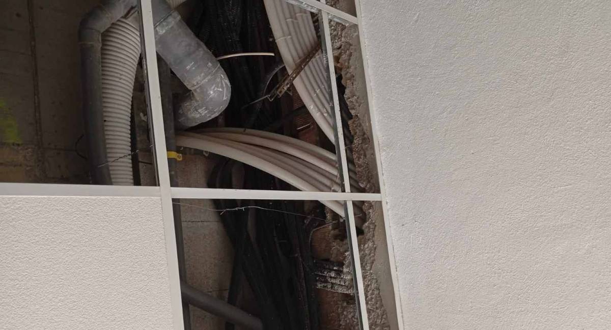 Techos al descubierto en el portal del edificio - AIG