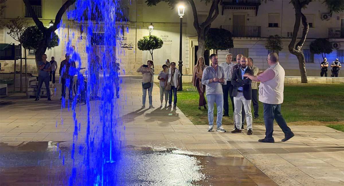 El alcalde y su comitiva comprobando el funcionamiento de la fuente - Ayto.