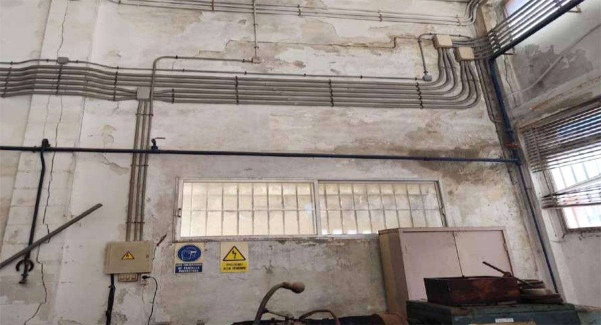 Detalle del interior de la nave del Parque Móvil - Autonomía Obrera