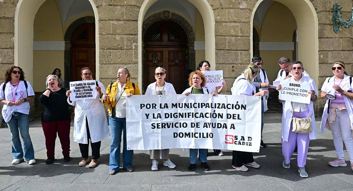 Una pasada concentración de las trabajadoras a las puertas del Ayuntamiento - Eulogio García