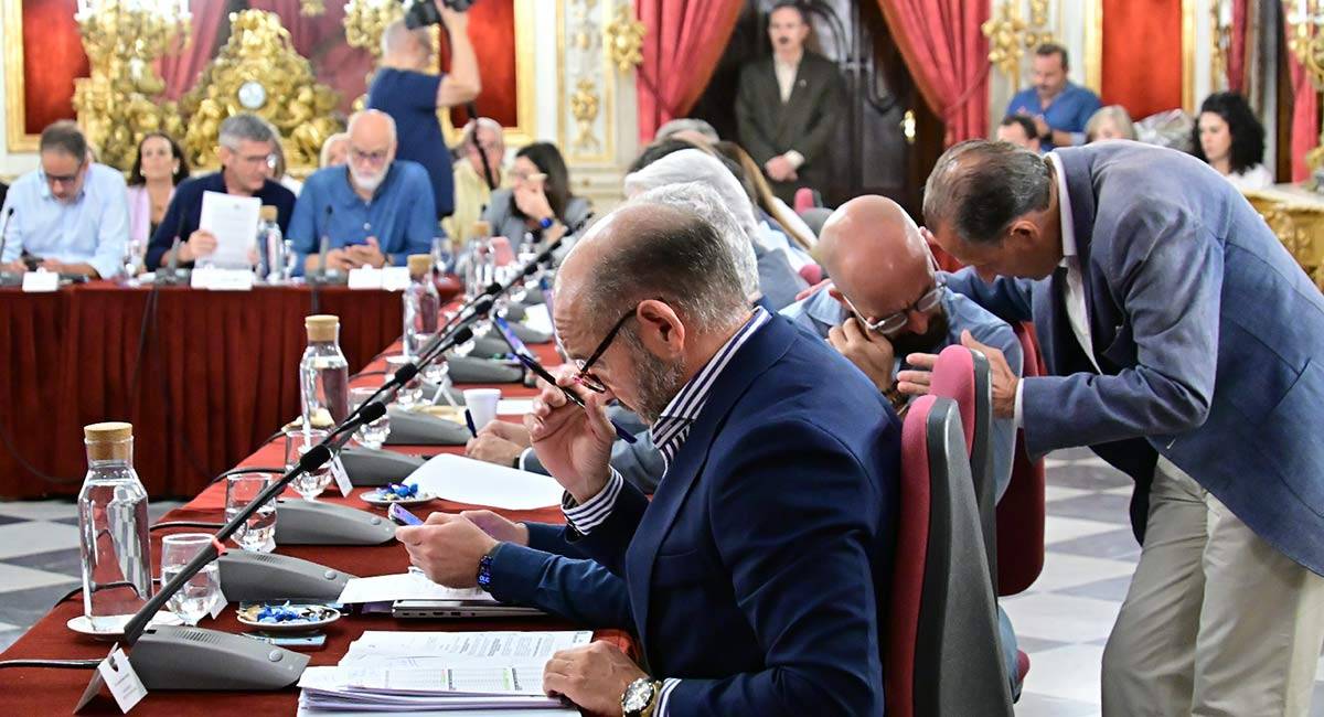 Un momento del pleno, con Beardo y Román a sus cosas - Eulogio García