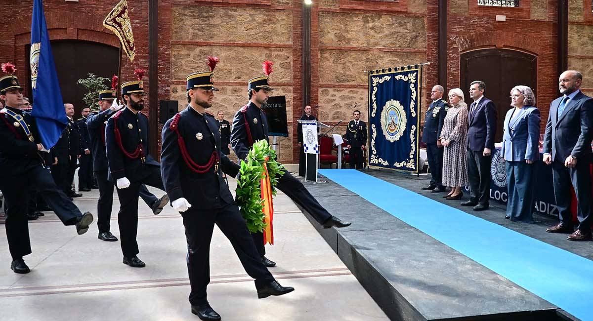 Un momento de la ofrenda floral en recuerdo de los policías caídos en servicio - Eulogio García