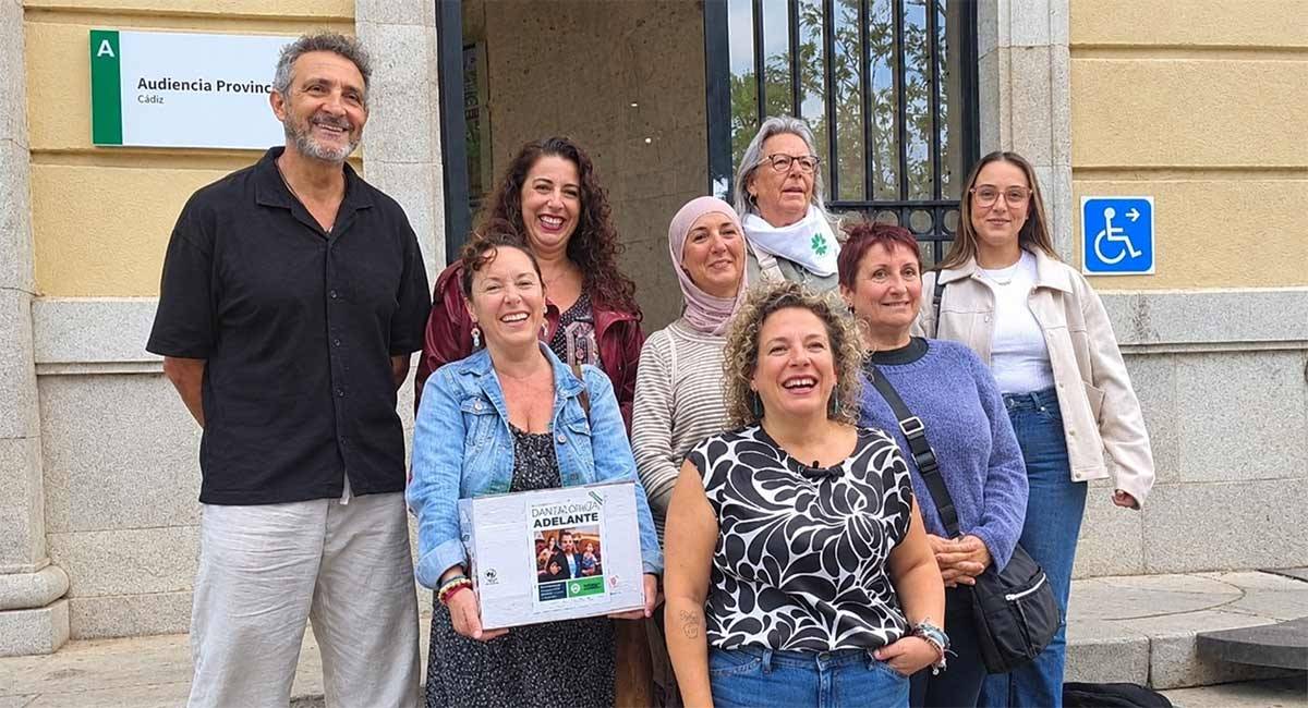 Posando con las firmas a las puertas de la Audiencia Provincial de Cádiz - Adelante Andalucía