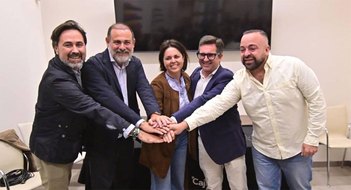 Los elegidos como personajes navideños celebrando su elección - Eulogio García
