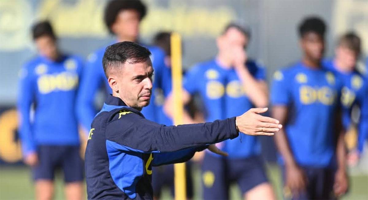 El nuevo míster en su primer entreno en el Rosal