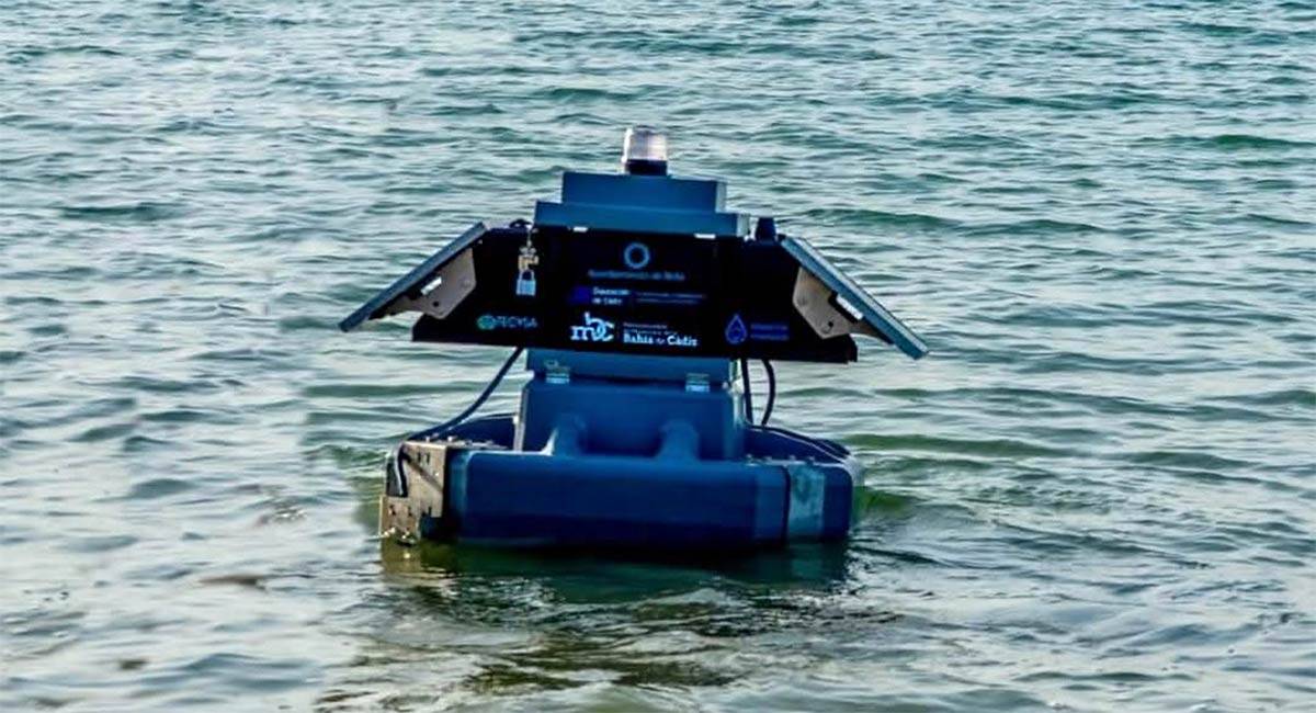 Una de las boyas instalada en aguas de Rota - Mancomunidad