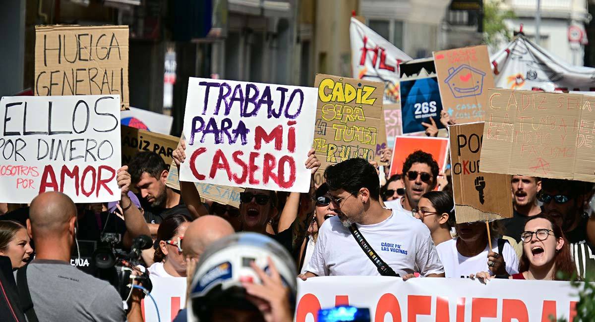 Dentro de la última manifestación por la vivienda, en Cádiz - Eulogio García