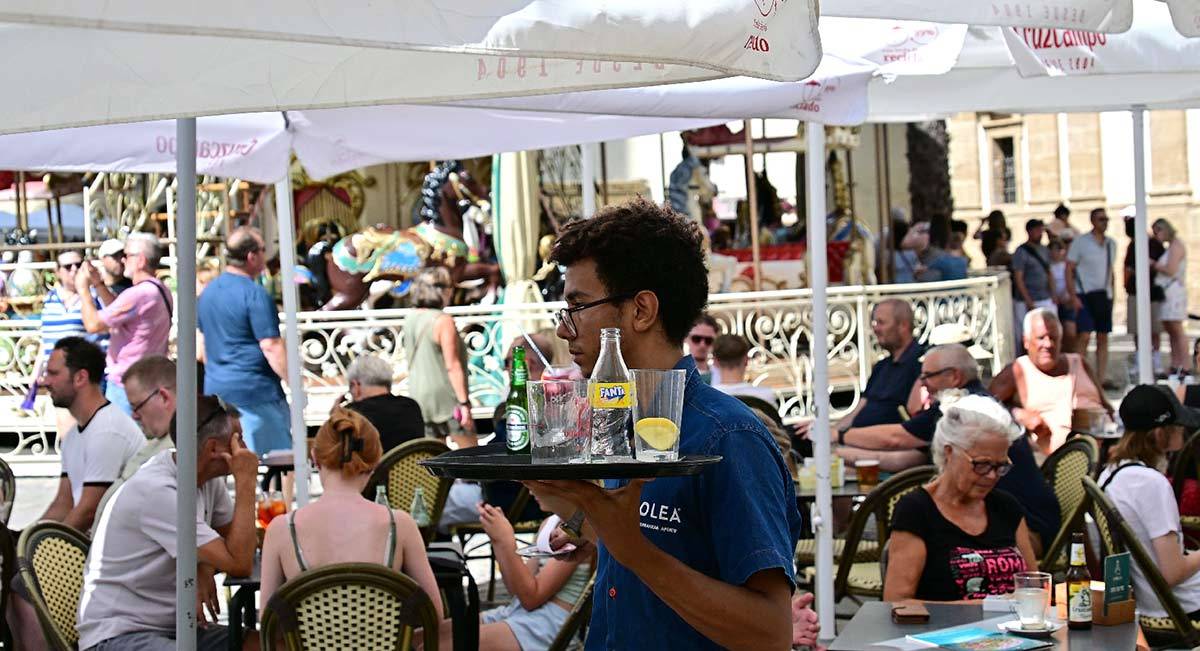 En una terraza de la capital gaditana - Eulogio García