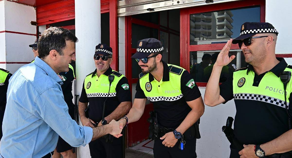 Bruno García saludando a los agentes de playas pocos días después de llegar a la Alcaldía - Eulogio García