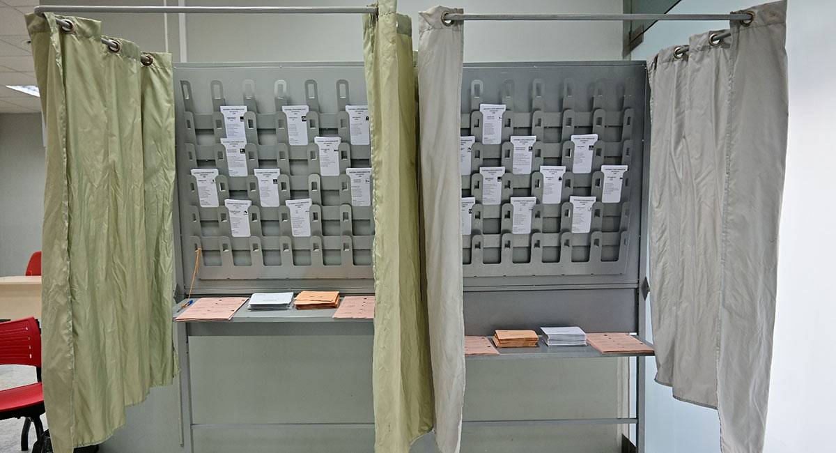 Papeletas listas en un colegio electoral de Cádiz, en 2023 - Eulogio García